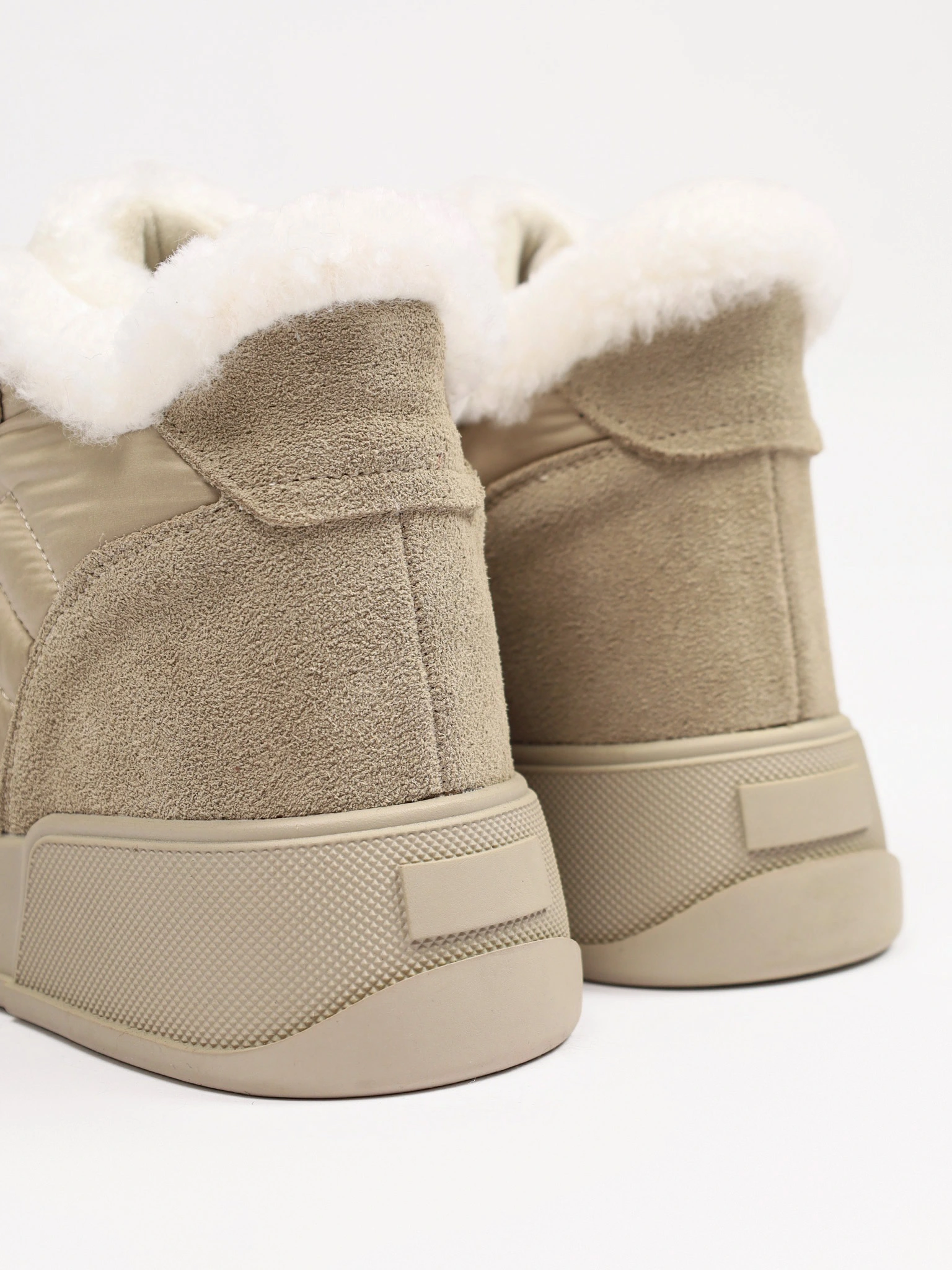 Дутики комбинированные бежевого цвета на средней платформе